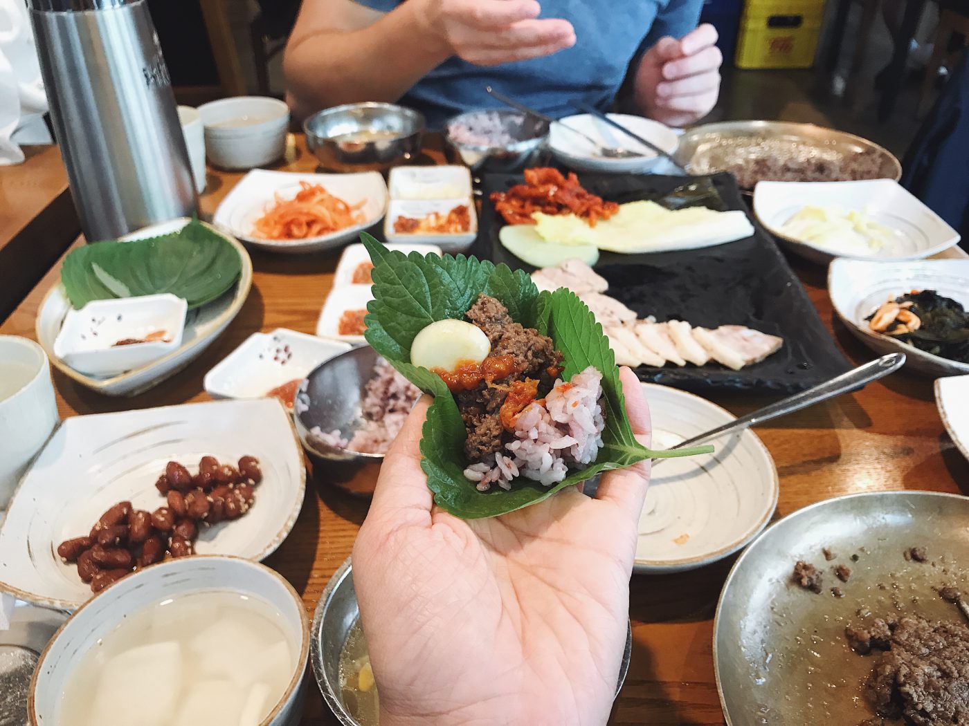 Bassak Bulgogi with garlic, rice and kimchi at Yukjeon Hoekwan