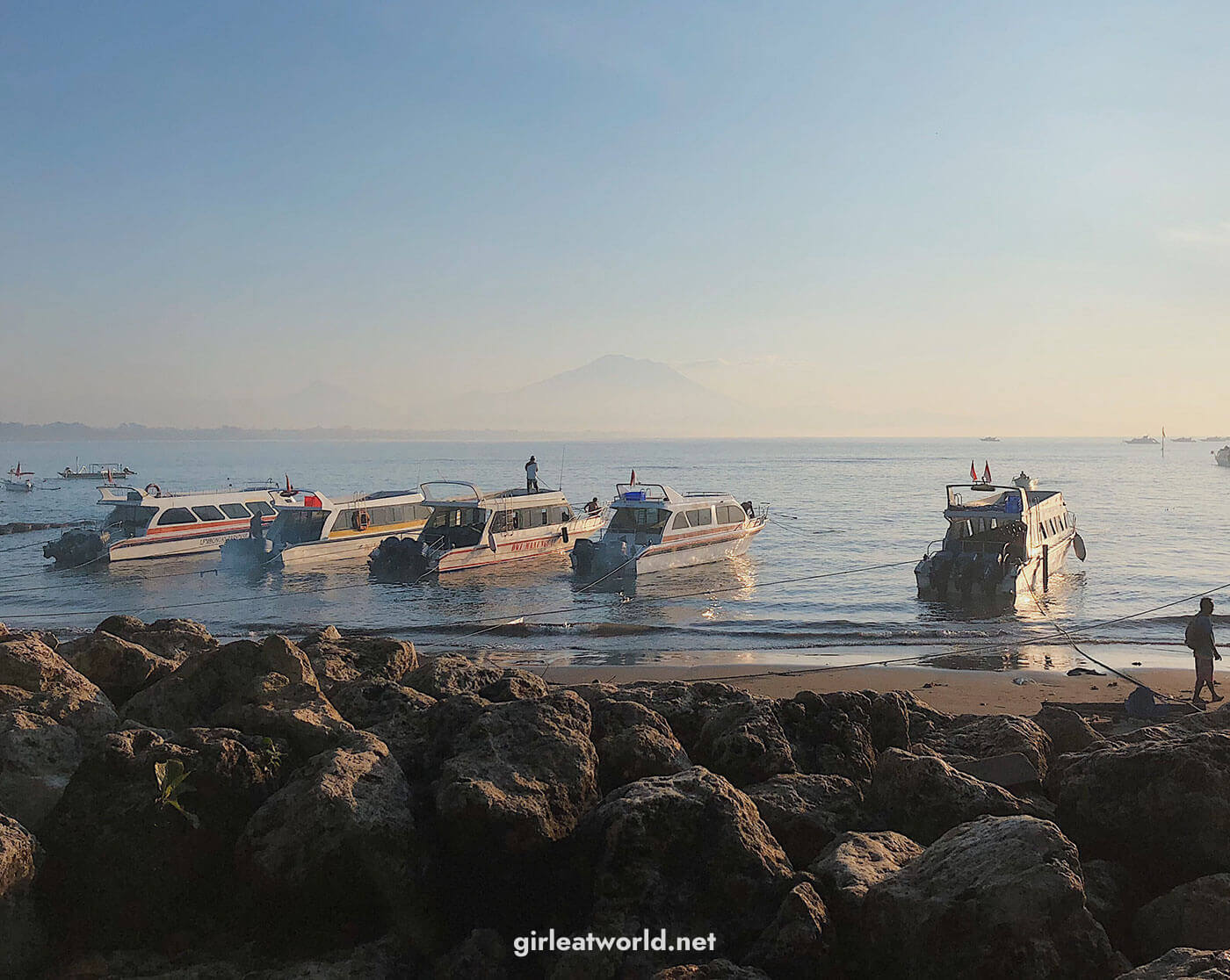 Sanur Beach: All the boats waiting to take you to Nusa Penida / Lembongan