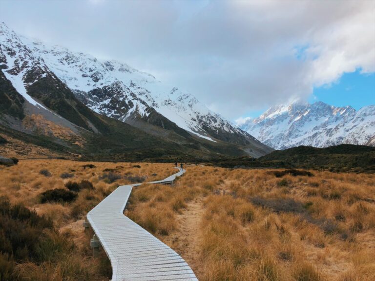 Hooker Valley Track in Aoraki / Mount Cook National Park in New Zealand ...