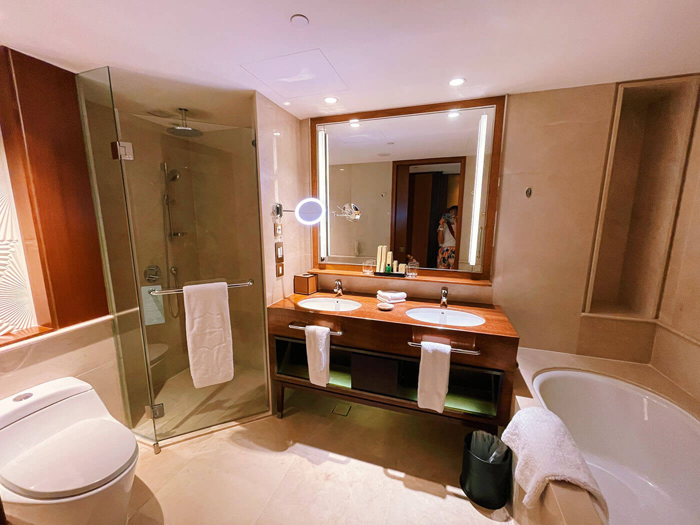 Deluxe Garden Wing Bathroom at Shangri-la Orchard