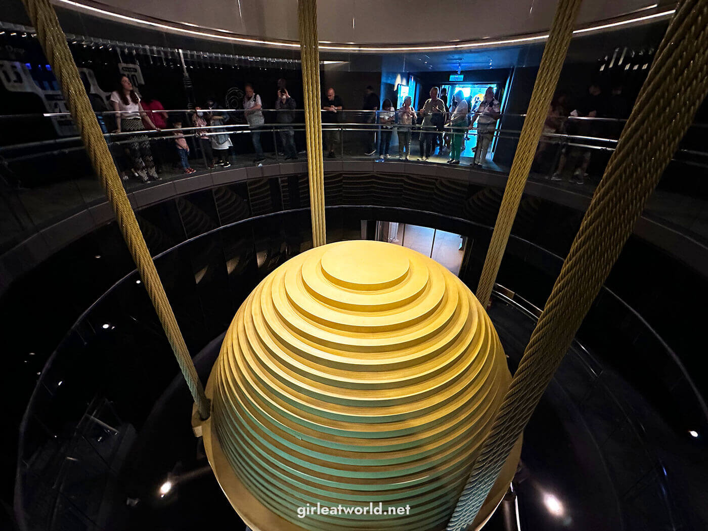 Taipei Guide - The tuned mass damper at Taipei 101